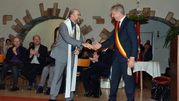 <p>Bürgermeister Friedhelm Wirtz gratuliert und überreicht eine Stola.</p>