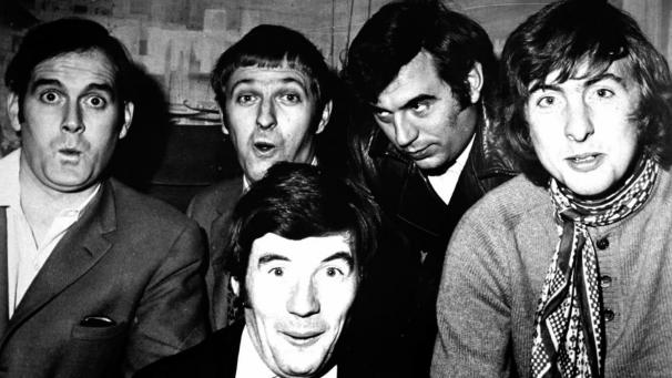 <p>Die Komiker von „Monty Python's Flying Circus“ sind für die Zuschauer keine Unbekannten, sie haben zuvor in Radio- und Fernsehshows mitgewirkt, meist als Autoren.</p>