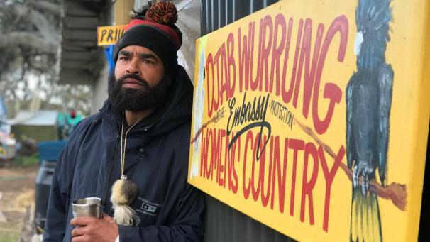 <p>Zellanach Djab Mara der Wortführer der Proteste gegen die geplante Abholzung von Hunderten Bäumen - darunter auch sogenannte Geburtenbäume der Aborigines-Ureinwohner - steht in der Nähe der australischen Stadt Ararat.</p>