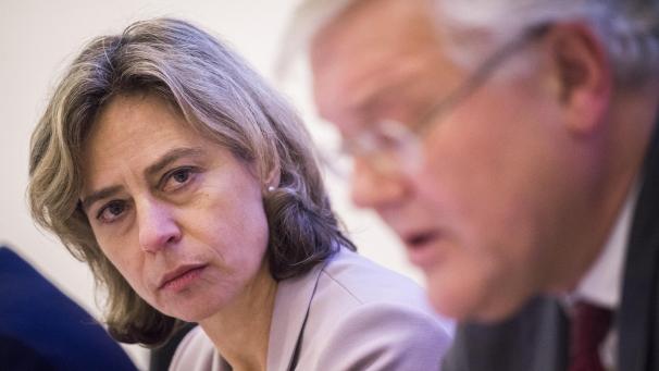 <p>Wegen des Verkaufs eines Aktienpakets steht die Ex-Proximus-Chefin Dominique Leroy in der Kritik. Ihr künftiger Arbeitgeber KPN ließ deshalb die Einstellung Leroys als Geschäftsführerin platzen.</p>