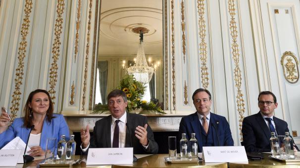 <p>Regierungsbildner Jan Jambon (2.v.l.) stellte, flankiert von den Parteivorsitzenden Gwendolyn Rutten, Bart De Wever und Wouter Beke (v.l.), das Koalitionsabkommen der Presse vor.</p>