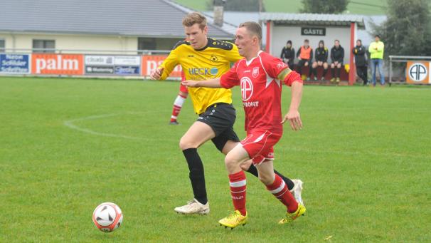 <p>Philipp Kessler (l.) ist die offensive Lebensversicherung des FC Bütgenbach. Doch er trifft aktuell nicht zuverlässig.</p>