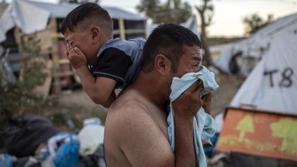 <p>Das Flüchtlingslager Moria auf Lesbos ist völlig überfüllt - die Zustände sind für viele untragbar. Nach dem Tod einer Frau und ihres Kindes bei einem Feuer droht die Lage zu eskalieren.</p>