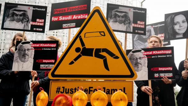 <p>Aktivisten von Reporter ohne Grenzen demonstrieren vor der Botschaft von Saudi-Arabien in Berlin mit Plakaten zum Jahrestag des Mordes an Jamal Khashoggi für die Pressefreiheit. Am 2. Oktober ist es genau ein Jahr her, dass der saudi-arabische Exil-Journalist Jamal Khashoggi im Istanbuler Konsulat seines Heimatlandes ermordet wurde.</p>
