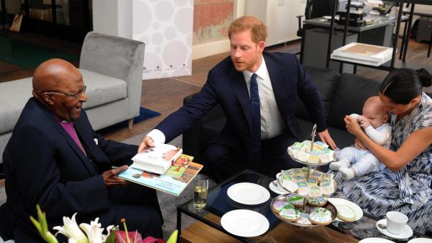 <p>Harry, Meghan und ihr kleiner Archie trafen den ehemaligen Erzbischof und Friedensnobelpreisträger Desmond Tutu.</p>
