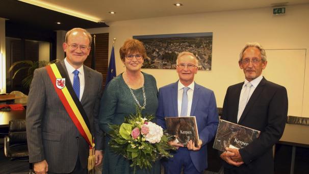 <p>Bürgermeister Herbert Grommes (l.) hatte die Ehre, Christine Baumann, Christian Krings und Herbert Felten (v.l.) die Ehrentitel zu überreichen.</p>