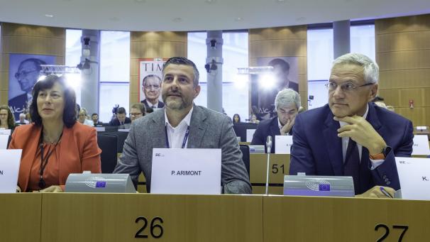 <p>Aufmerksame Zuhörer und Fragesteller bei der Anhörung: Pascal Arimont (M.) und Fraktionskollege Kris Peeters (r.)</p>