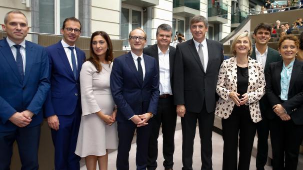 <p>Mathias Diependaele, Wouter Beke, Zuhal Demir, Ben Weyts, Bart Somers, Jan Jambon, Hilde Crevits, Benjamin Dalle und Lydia Peeters (v.l.) bilden die neue Regierung in Flandern.</p>