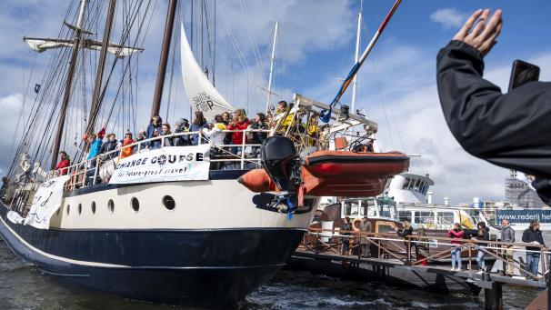 <p>In Amsterdam brachen die jungen Menschen zu ihrer langen Segelreise auf.</p>