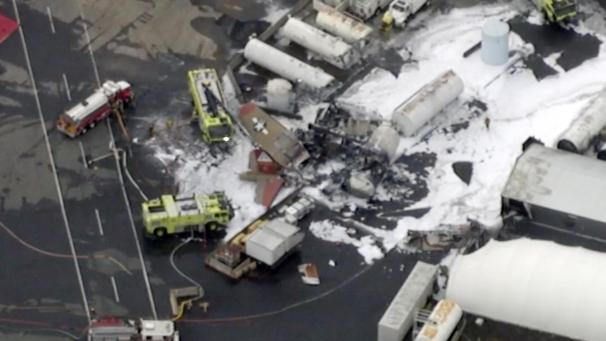 <p>Dieses Videostandbild zeigt Rettungskräfte, nachdem ein B-17-Bombers am Bradley International Airport abstürzte.</p>