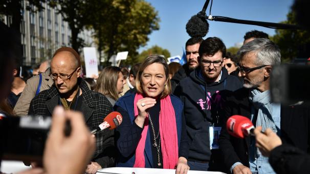 <p>Ludovine de la Rochere spricht während des Protests „Manif pour tous“ („Demo für alle“) zu der Presse. Frankreich soll es sie bald geben - die künstliche Befruchtung für alle Frauen. Doch nicht allen gefallen die Pläne.</p>