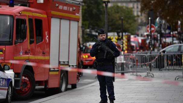 <p>Ein Polizeibeamter neben dem Pariser Polizeipräfektur.</p>