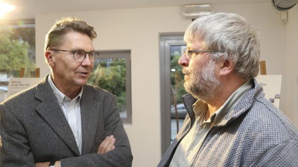 <p>Detlef Stender (l.), Leiter des Euskirchener Industriemuseums, im Gespräch mit Fotograf Willi Filz.</p>