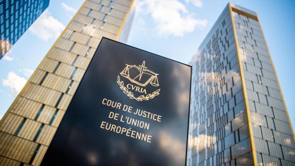 <p>Ein Schild vor den Bürotürmen des Europäischen Gerichtshofs mit der Aufschrift „Cour de Justice de l'Union Europeene. Das Urteil des Europäischen Gerichtshofs (EuGH) zur Löschung von Hass-Postings im Internet ist aus Sicht der Klägerin Eva Glawischnig-Piesczek ein historischer Schritt.</p>