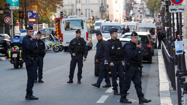 <p>Polizisten vor der Pariser Polizeipräfektur nachdem vier Menschen erstochen wurden.</p>