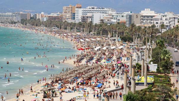 <p>Touristen sonnen sich am Strand von El Arenal auf der Balearen-Insel Mallorca.</p>