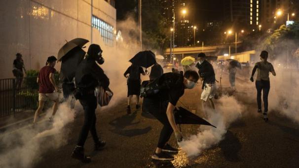 <p>Demonstranten laufen weg, nachdem die Polizei bei einer Demonstration in der Nähe der Tai Koo Station Tränengas abgefeuert hat.</p>
