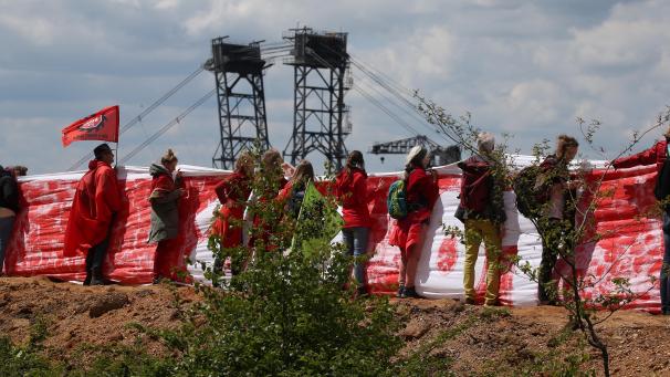 <p>Die Demonstranten zogen im Hambacher Forst eine „Rote Linie“, die die Braunkohlebagger nicht überschreiten sollten.</p>