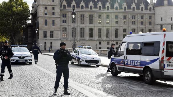 <p>Polizeibeamte vor der Pariser Polizeipräfektur.</p>