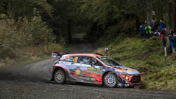 <p>Thierry Neuville und Copilot Nicolas Gilsoul unterwegs in den walisischen Wäldern.</p>