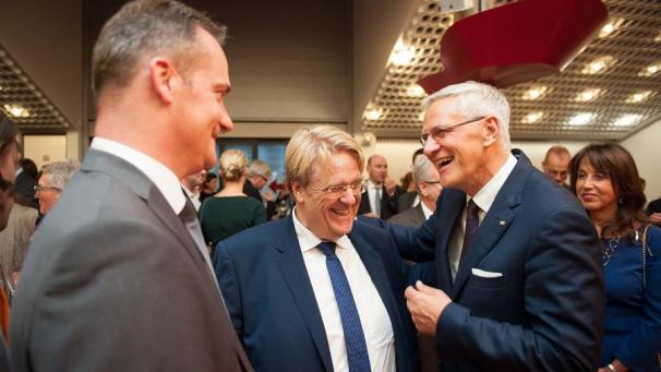 <p>Es ging wohl lustig zu beim Empfang der deutschen Botschaft. Ministerpräsident Paasch im Gespräch mit Botschafter Kotthaus und Kris Peeters.</p>