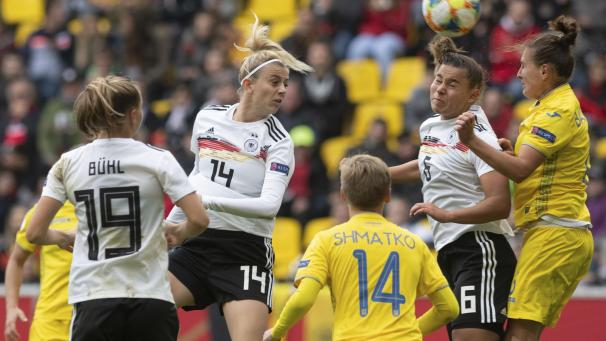 <p>Eine Spielszene vom Tivoli: Klara Bühl, Johanna Elsig und Lena Oberdorf (Deutschland) sowie Liubov Shmatko und Olga Basanska (Ukraine) im Kampf um den Ball.</p>