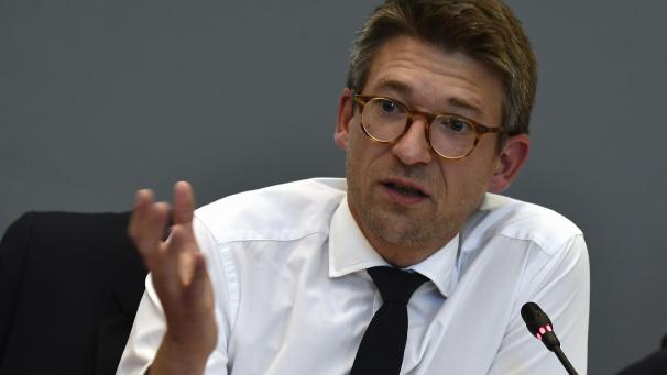 <p>Der für die lokalen Behörden zuständige Regionalminister Pierre-Yves Dermagne bei einer Anhörung zum Thema Nethys im wallonischen Parlament.</p>