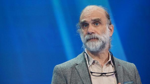 <p>Der US-Sicherheitsforscher Bruce Schneier warnt vor den Gefahren, die von vernetzten Geräten im «Internet der Dinge ausgehen und setzt sich für eine Regulierungsrahmen ein, mit dem ein Mindestmaß an digitaler Sicherheit gewährleistet wird.</p>