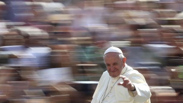 <p>Papst Franziskus winkt bei seiner Ankunft zur wöchentlichen Generalaudienz auf dem Petersplatz im Vatikan.</p>