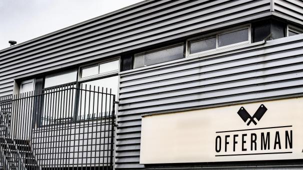 <p>Wegen des möglichen Befalls mit Listerien hat der niederländische Wurstwarenbetrieb Offerman nach eigener Darstellung nun die gesamte Produktion der betroffenen Fabrik aus dem Handel genommen. Es gehe um alle in der Fabrik in Aalsmeer (Bild) seit September verschnittenen und verpackten Wurstwaren, teilte das Unternehmen mit.</p>