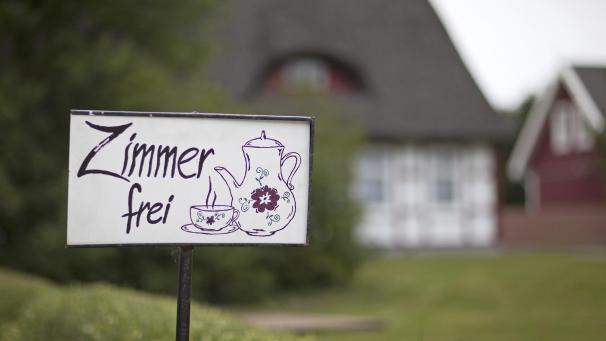 <p>„Zimmer frei“: Touristen sind in Weismes gerne gesehen. Aber in den Zentren der Dörfer sollten möglichst keine großen Gruppen untergebracht werden, um Probleme zu vermeiden.</p>