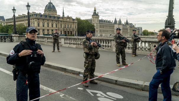 <p>Polizeibeamte und Soldaten standen nach der Messerattacke Wache in der Nähe der Pariser Polizeipräfektur.</p>