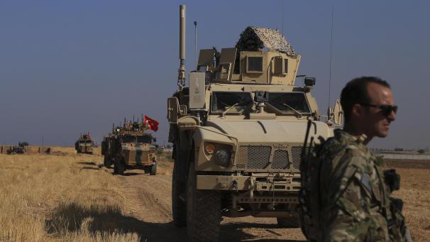 <p>Türkische und amerikanische Panzerfahrzeuge patrouillieren bei der gemeinsamen Bodenpatrouille in der sogenannten «Sicherheitszone» auf der syrischen Seite der Grenze zur Türkei, nahe der Stadt Tal Abyad im Nordosten Syriens.</p>