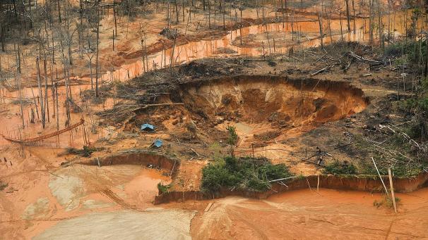 <p>Illegaler Bergbau verseucht Böden und Gewässer in Peru mit Quecksilber. Tausende Hektar Wald werden zerstört.</p>