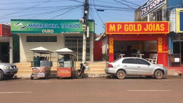 <p>Brasilien, Itaituba: Blick auf die Goldläden „Ouro e Joias“ (r.) und „Mineradora Tapajos, in denen Goldschürfer Gold zu Geld machen und verkaufen, was sie dem Boden in mühevoller Arbeit entrissen haben.</p>