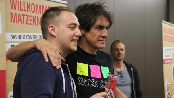 <p>Nach der Show ging Matze Knop auf Tuchfühlung mit seinen Fans und erfüllte bereitwillig Foto- und Autogrammwünsche.</p>