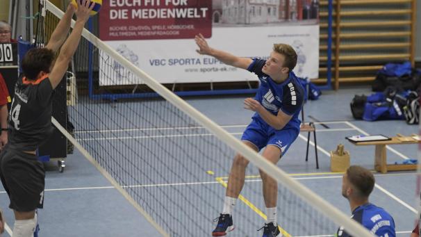 <p>Nathan Frank (rechts) prüft in dieser Szene den Gästeblock.</p>