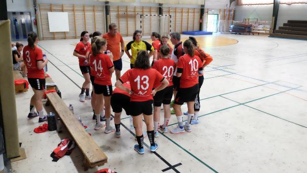 <p>Die Eynattener Handballerinnen haben ordentlich Redebedarf.</p>