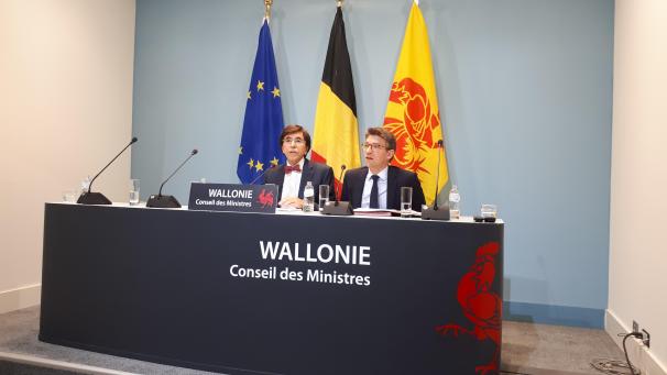<p>Bei einer eiligst einberufenen Pressekonferenz am Sonntag erklärten der wallonische Ministerpräsident Elio Di Rupo (links) und der für lokale Behörden zuständige Minister Pierre-Yves Dermagne (beide PS) die Gründe, die dazu geführt haben, die Verkäufe von drei Tochterunternehmen von Nethys zu annullieren.</p>