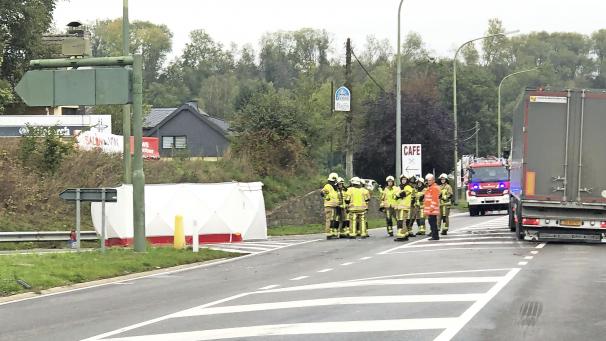 <p>Foto von der Unfallstelle an der Autobahnausfahrt St.Vith-Süd: Für den Fahrer eines Pkw, der hier mit einem Lkw zusammenstieß, kam jede Hilfe zu spät.</p>