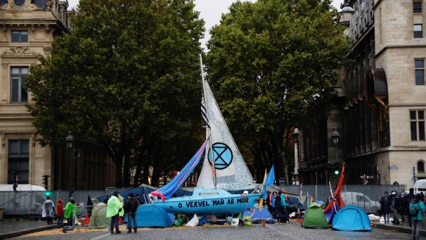 <p>Einige Demonstranten hatten an der Pont au Change mobil gemacht.</p>