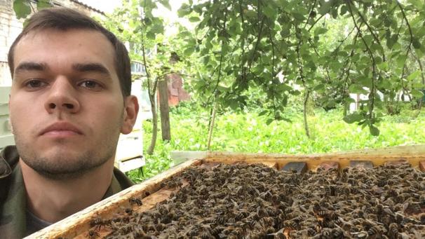 <p>Hobby-Imker Michail Alexandrow steht in der Nähe von Moskau neben einem Bienenstock. Imker in Russland beklagen dieses Jahr in vielen Regionen ein massenhaftes Bienensterben.</p>