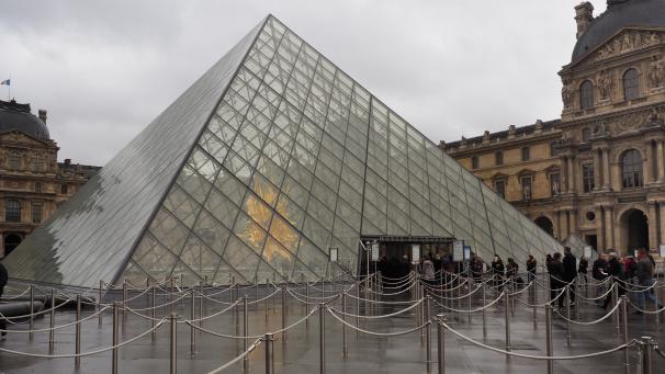 <p>Der Eingang zum Louvre in Paris.</p>
