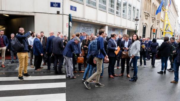 <p>Alle Abgeordneten, deren politische Mitarbeiter, die meisten Angestellten des Hauses und die vielen Journalisten standen während des Alarms vor der Türe des Gebäudes.</p>
