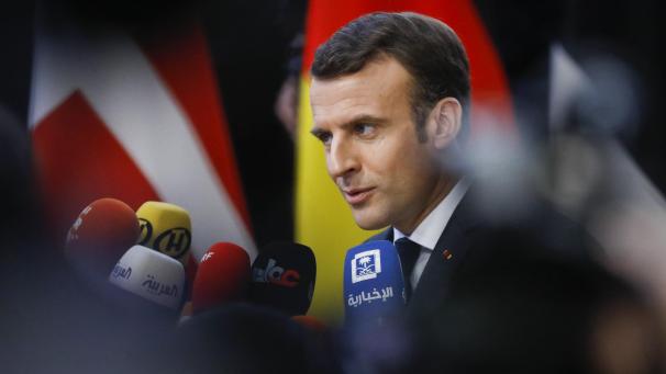 <p>Emmanuel Macron im Gespräch mit der Presse</p>