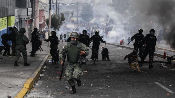 <p>Polizisten sind bei einer Demonstration im Einsatz. Tausende von Angehörigen indigener Völker Ecuadors haben die Hauptstadt Quito besetzt.</p>