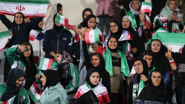 <p>Iranische Frauen jubeln auf der Tribüne.</p>