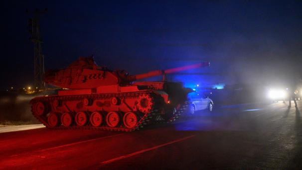 <p>Die türkischen Soldaten begeben sich zur syrischen Grenze.</p>