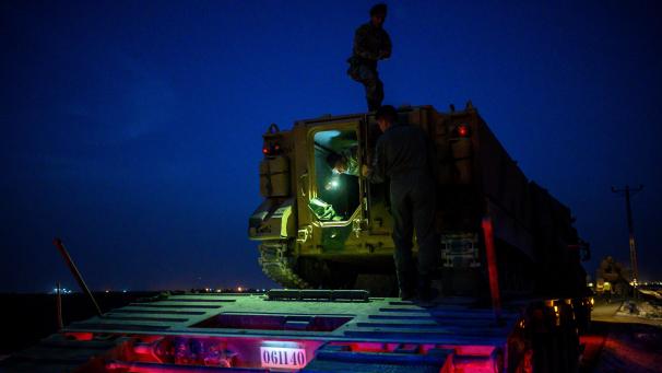 <p>Türkische Soldaten bereiten sich vor, während sie zur syrischen Grenze fahren.</p>