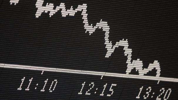 <p>Frankfurt/Main: Die Dax-Kurve zeigt im Handelssaal der Börse nach unten.</p>